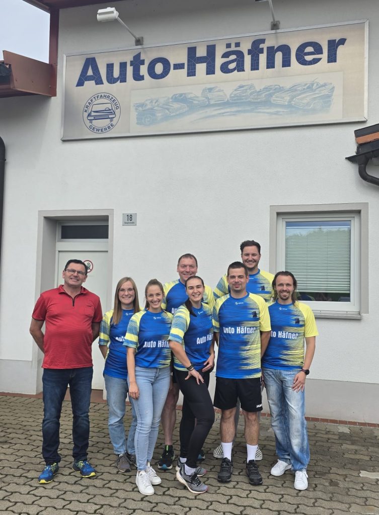 Mannschaftsfoto des Laufteams TSC Bärnfels mit Sponsor Auto Häfner